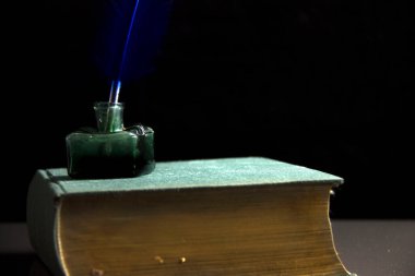 Mürekkep kalemle ve eski kitapla hayat