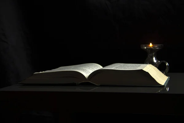 Ένα Ανοιχτό Βιβλίο Και Κερί — Φωτογραφία Αρχείου