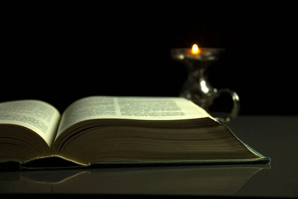 Ein Offenes Buch Und Eine Kerze — Stockfoto