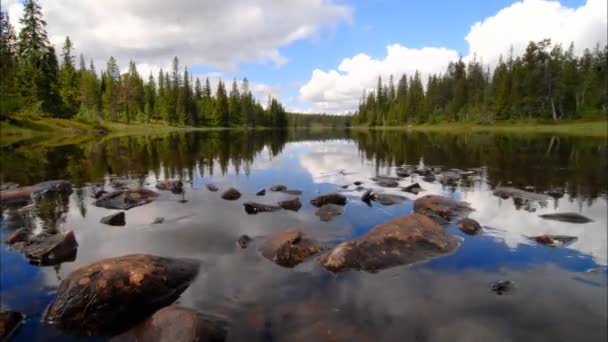 Reflexão de nuvens brancas na água azul do lago. Rio Montanha. Vida selvagem. Verão . — Vídeo de Stock