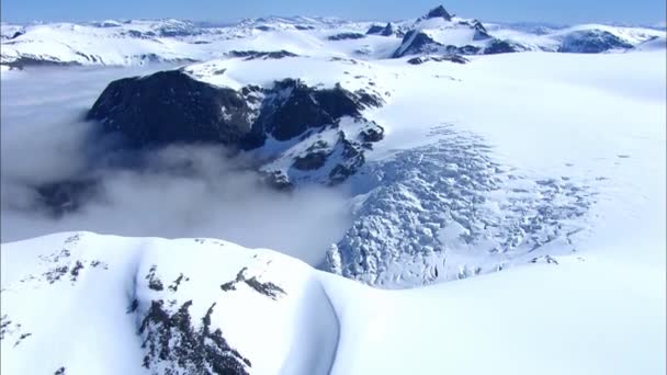 Sopki coberto de neve. Paisagem alpina. picos cobertos de neve da cordilheira Sikhote-Alin. Céu azul e neve branca. Extremo Oriente. — Vídeo de Stock