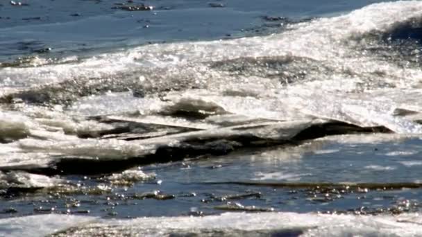 Frühling Treiben Eisschollen Auf Dem Fluss Eisdrift Bewegung Von Eisschollen — Stockvideo