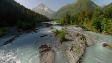 Hızlı dağ nehri. Şelale. Nehir kenarındaki dağ nehri. Tumnin Nehri, Sikhote-Alin Dağları 'nın doğu yamacındaki en büyük nehirdir..