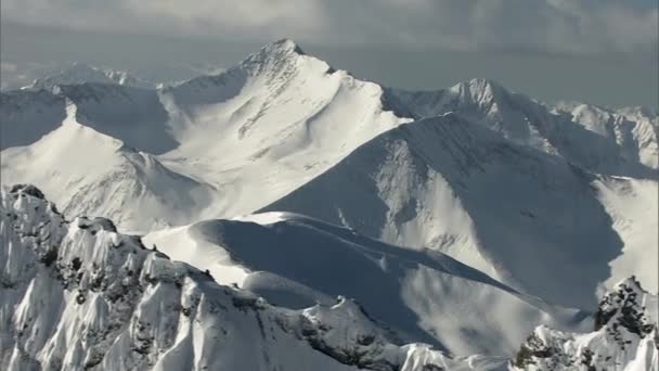 Sopki Coberto Neve Paisagem Alpina Picos Cobertos Neve Cordilheira Sikhote — Vídeo de Stock