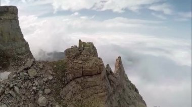 Sikhote-Alin 'in yamaçlarında sabah sisi. Dağlar ve yüzen bulutlar. Bulutların üzerindeki tepeler. Uzak Doğu.