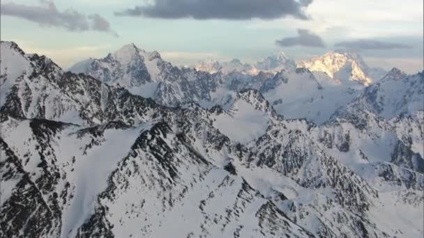 Met Sneeuw Bedekte Sopki Alpenlandschap Sneeuwtoppen Van Het Sikhote Alin — Stockvideo