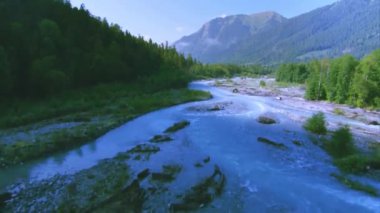Hızlı dağ nehri. Şelale. Nehir kenarındaki dağ nehri. Tumnin Nehri, Sikhote-Alin Dağları 'nın doğu yamacındaki en büyük nehirdir..