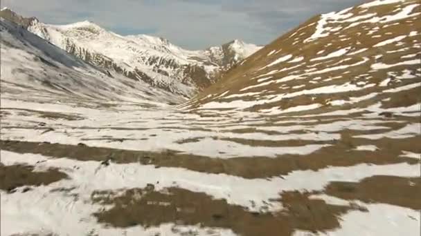 Сопки Снежных Шапках Альпийский Пейзаж Заснеженные Вершины Хребта Сихотэ Алинь — стоковое видео
