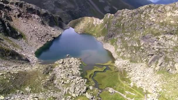 Schöne Berglandschaft Ein Kleiner Bergsee Den Bergen Spiegelung Der Berge — Stockvideo