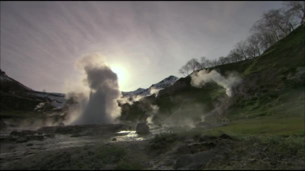 Ångan från gejsrar. Fryst lava från vulkanen. Gejsarnas dal. Kronotskijs naturreservat. Kamtjatka halvön, Ryssland. — Stockvideo