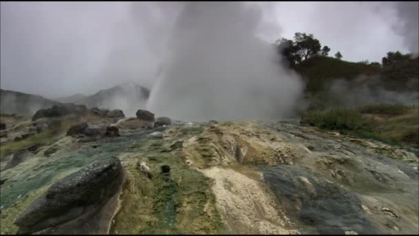 O vapor dos gêiseres. Lava congelada do vulcão. Vale de Geysers. Reserva Natural do Estado de Kronotsky. Península de Kamchatka, Rússia . — Vídeo de Stock