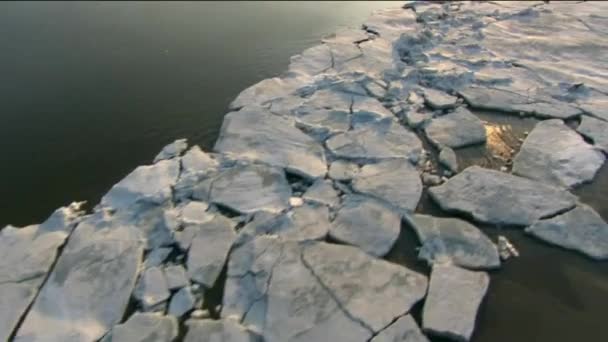 Es mengambang di sungai di musim semi. Pergerakan hanyutan es banjir es dan ladang es di sungai dan danau di bawah pengaruh arus atau angin. — Stok Video