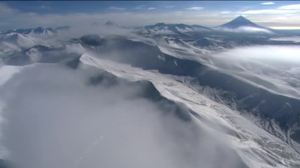 Met sneeuw bedekte sopki. Landschap. Canyon oostelijke helling van de West-Sayan Range. Sayan bergen - een veel voorkomende naam voor twee bergsystemen in Zuid-Siberië: West-Sayan en Oost-Sayan — Stockvideo