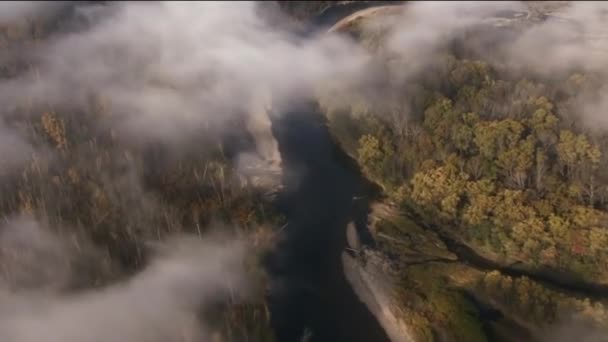 Snabb bergsflod. Vattenfall. Källvatten bergsflod. Tumninfloden är den största floden på den östra sluttningen av Sikhote-Alin Range. — Stockvideo