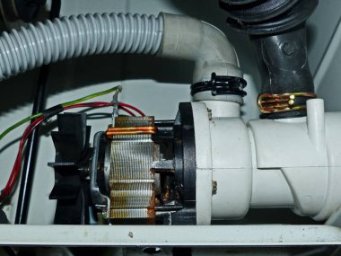 Çamaşır makinesi pompası bozuk. Kendi ellerinle onar. Karışık değil.