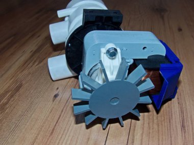 Ahşap zemindeki çamaşır makinesi için yeni bir pompa. Tamir için hazırlanıyorum. Bozuk eski bir pompayı değiştirmek. Kendi ellerinle onar. Karışık değil.