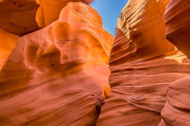 Aşağı Antilop, Canyon, Page, Arizona girişine yakın kanyonun dibinden bir manzara.