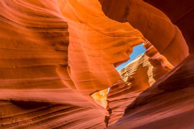 Kanyonun dibinden bir görüntü aşağı antilop, kanyon, sayfa, Arizona girişine yakın birbirine kenetlenmiş mahmuzları gösteriyor.