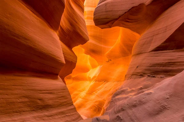 Solljus Skiner Väggen Spåret Canyon Orsakar Väggen Att Lysa Ljust — Stockfoto