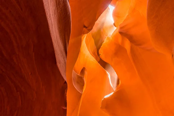 Fascio Luce Dall Alto Brillare Parete Del Canyon Nel Basso — Foto Stock
