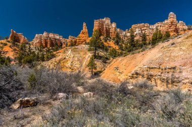 Baharda Bryce Canyon, Utah 'ın kenar mahallelerindeki haydutların manzarası