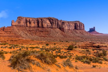 Baharda Anıt Vadisi kabile parkındaki Fil Butte 'a doğru bir manzara