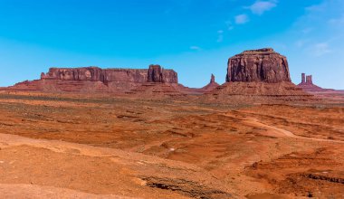 Baharda Merrick Butte, Fil Butte, Doğu Mitten Butte ve Anıt Vadisi kabile parkında Batı Mitten Butte manzarası