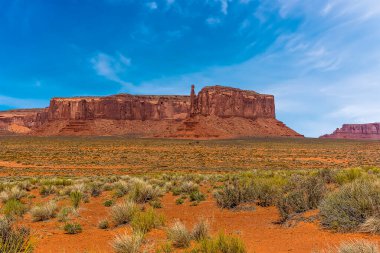 Bahar zamanı Anıt Vadisi kabile parkındaki Totem Direği manzarası