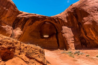 Baharda Anıt Vadisi kabile parkında Hint baş kemeri