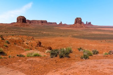 Ovanın karşısındaki manzarada bahar zamanı Anıt Vadisi kabile parkında Mesas ve Buttes görülüyor.