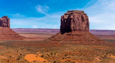 Merrick Butte, East Mitten Butte İlkbaharda Monument Valley kabile parkındaki Ziyaretçi Merkezi 'nden