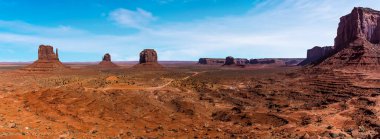 John Ford 'un Doğu Mitten Butte, Batı Mitten Butte, Merrick, Butte, Cly Butte, Camel Butte' u bahar zamanı anıt vadisindeki kabile parkında gösteren manzarası