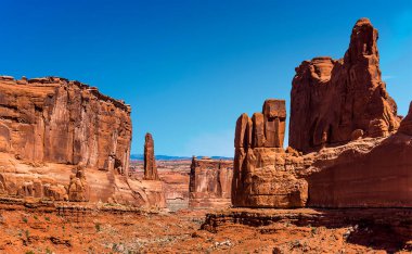 Baharda Utah, Arches Ulusal Parkı 'ndaki Park Avenue patikasının manzarası