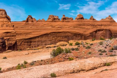 İlkbaharda Arches Ulusal Parkı, Moab, Utah 'ta Hassas Kemer manzarası