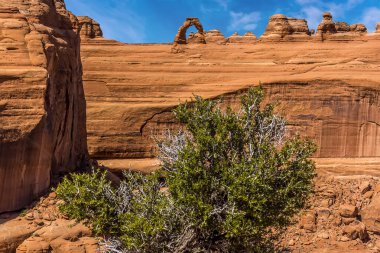 Narin Kemer, baharda Arches Ulusal Parkı, Moab, Utah 'ta görülen üst Hassas Kemer bakış açısıyla görülebilir.