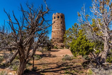 Arizona, Büyük Kanyon 'un güney yakasındaki çöl manzaralı gözetleme kulesi.