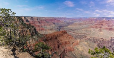 Güney sınırındaki Hopi Noktası 'ndan Büyük Kanyon' un renkli katmanları arasında Colorado Nehri 'ne bir bakış.