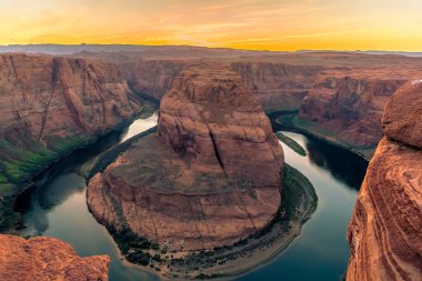 Arizona, Page yakınlarında Colorado Nehri 'ndeki Horseshoe Bend' de güneş batmaya başlarken