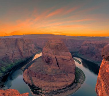 Arizona, Page yakınlarındaki Colorado Nehri 'ndeki Horseshoe Bend' in muhteşem günbatımı gökyüzü