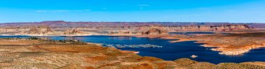 Powell Gölü manzarası ve Page, Arizona yakınlarında demirli tekneler.