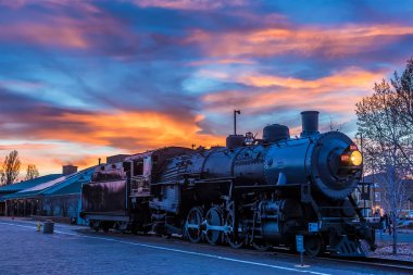 Arizona, Williams İstasyonu 'nda bekleyen Büyük Kanyon treni alevli bir günbatımı gökyüzü tarafından aydınlatıldı.