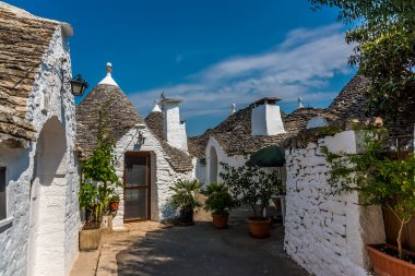 İtalya 'nın Alberobello kentindeki geleneksel Trulli binalarından küçük bir cul-de-sac