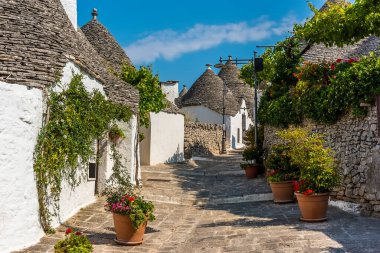 Alberobello, İtalya 'daki geleneksel Trulli binalarının sakin, pitoresk bir caddesi.
