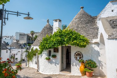 Alberobello, İtalya 'da geleneksel Trulli binalarının bulunduğu tuhaf, pitoresk bir arka sokak manzarası