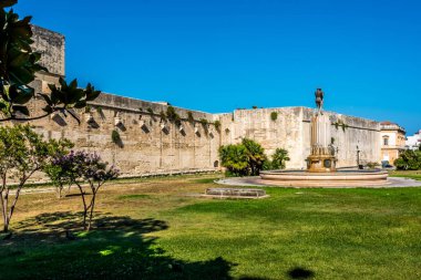 Leece, İtalya şehir duvarları boyunca bir manzara