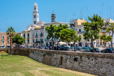 İtalya 'nın Bari şehrinin duvarları boyunca bir manzara