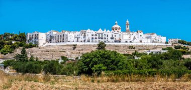 Yaz mevsiminde İtalya 'nın Puglia kentindeki Locorontondo kasabasına doğru bir manzara