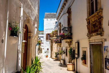 Yazın İtalya 'nın Locorontondo şehrinde bir sokak.