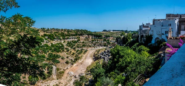 Una Vista Largo Garganta Mientras Acerca Ciudad Laterza Italia Verano — Foto de Stock