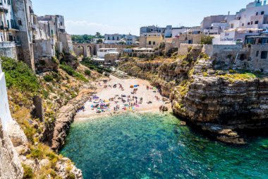 Polignano a Mare, Puglia, İtalya 'daki sahil ve körfez manzarası
